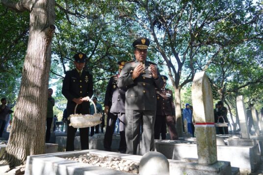 Kasdam IM Brigjen TNI Yudha Fitri, mewakili Pangdam IM Mayjen TNI Joko Hadi Susilo memimpin ziarah nasional di Taman Makam Pahlawan, Banda Aceh, Jum'at pagi (3/10). (Foto: Ist)