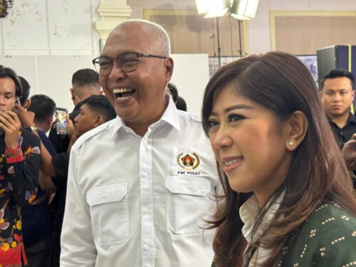 Menkomdigi Meutya Hafid bersama Ketum PWI Pusat Akhmad Munir pada pengukuhan Pengurus PWI Pusat periode 2025-2030 di Gedung Monumen Pers Nasional, Solo, Sabtu (4/10). (Foto: Ist)