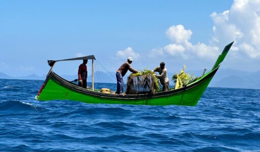 Tim dosen Fakultas Kelautan dan Perikanan USK bersama nelayan Panglima Laot Lhok Keluang, Aceh Jaya, memperkenalkan alat tangkap bubu ramah lingkungan. (Foto: Ist)