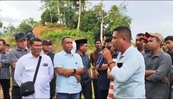 Tim Pansus DPRK Aceh Barat saat turun ke lokasi perusahaan tambang PT Megalanic Garuda Kencana (MGK) di Daerah Aliran Sungai (DAS) Krueng Woyla. (Foto: Ist)