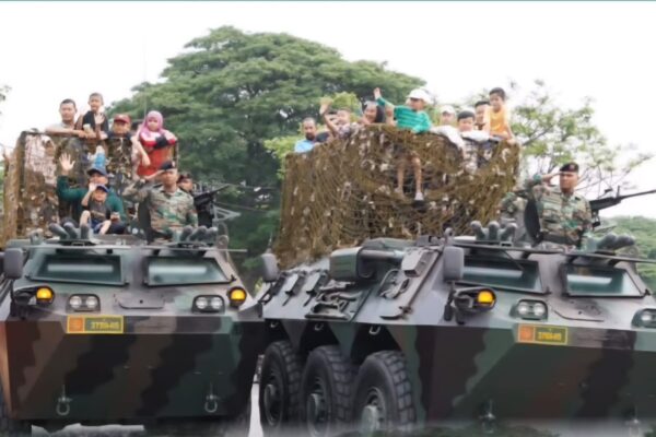 Beragam atraksi dan demonstrasi militer mewarnai peringatan HUT ke-80 TNI yang digelar di Lapangan Blang Padang, Banda Aceh, Ahad pagi (5/10). (Foto: Ist)