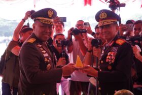 Kapolda Aceh, Irjen Pol Marzuki Ali Basyah, menghadiri upacara peringatan HUT ke-80 TNI di Lapangan Blang Padang, Banda Aceh, Ahad, 5 Oktober 2025.