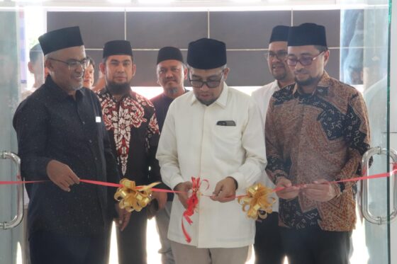 Ketua Nazhir Wakaf DQA, Irawan Abdullah memotong pita saat launching DQA Mart dan DQA Cafe Berbasis Wakaf, di dayah tersebut Gampong Tumbo Baro, Kuta Malaka, Aceh Besar, Ahad (5/10)