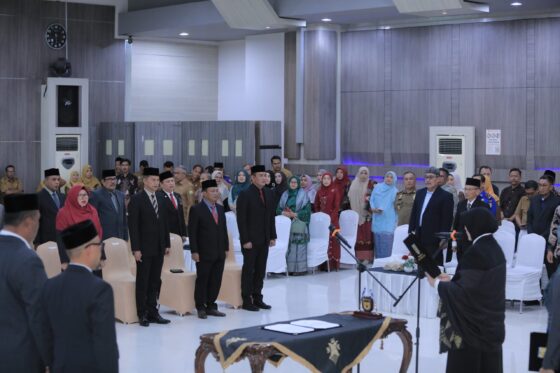 Wali Kota Banda Aceh Illiza Sa'aduddin Djamal melantik 17 pejabat tinggi pratama (Eselon II) di lingkungan Pemko Banda Aceh, Senin sore (6/10). (Foto: Ist)