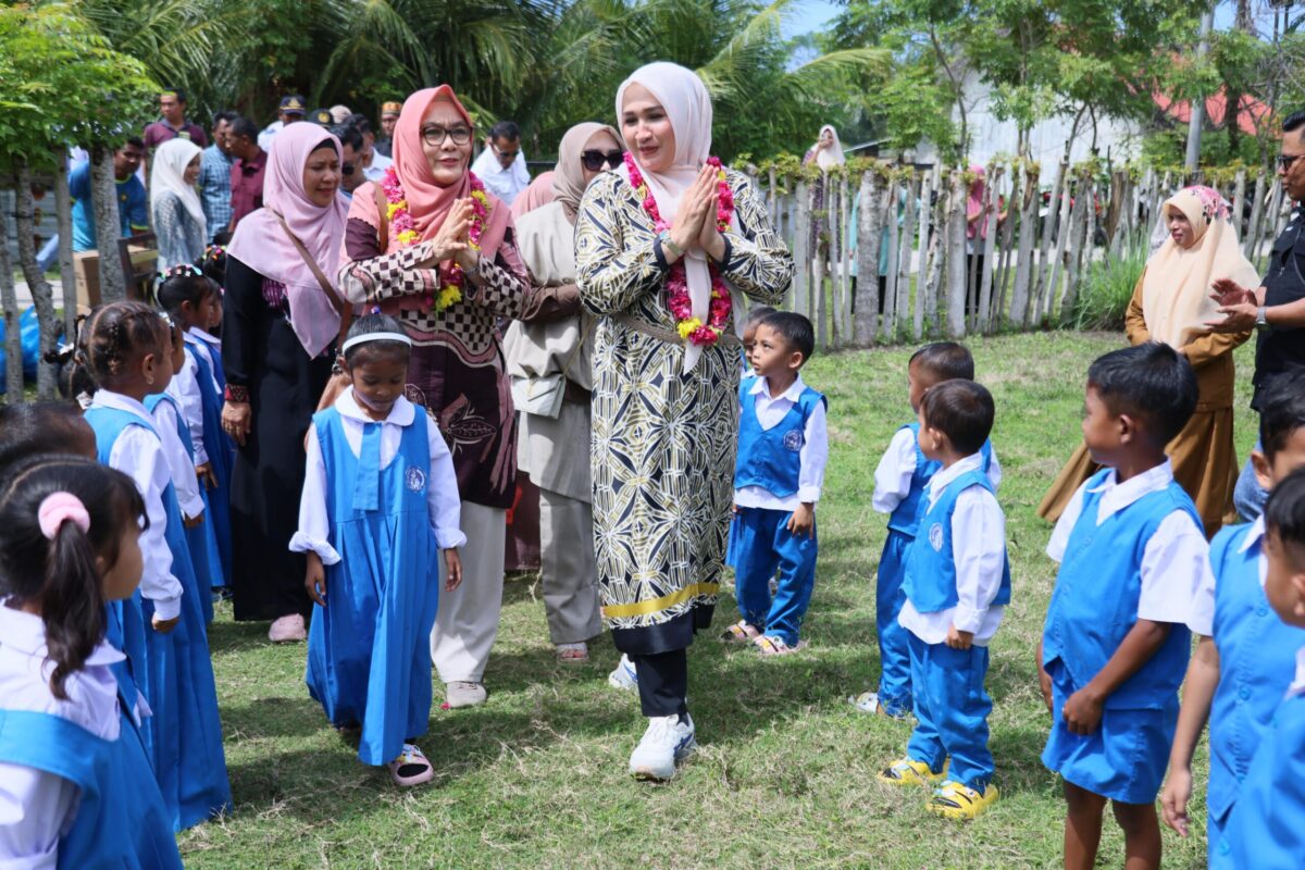 Bunda PAUD Aceh Marlina Usman bersama anak-anak saat berkunjung ke PAUD Negeri Pembina, di Gampong Lampuyang, Pulo Aceh, Senin (13/10). (Foto: Ist)