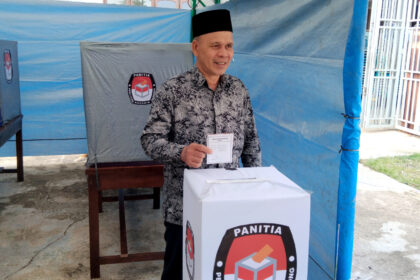 Keuchik terpilih Gampong Kuta Karang, Syamsuddin saat memberikan hak suara pada pemilihan keuchik gampong Kuta Karang, Darul Imarah Aceh Besar, Kamis (16/10).
