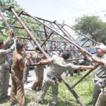 Petugas Satpol PP-WH Aceh Besar melakukan pembongkaran terhadap baliho yang melanggar aturan. (Foto: Ist)