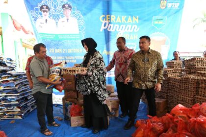 Wali Kota Banda Aceh Illiza Sa'aduddin Djamal di sela-sela peninjauan Gerakan Pangan Murah (GPM) di halaman kantor Dinas Pangan Pertanian Kelautan dan Perikanan (DP2KP) Banda Aceh, Kamis (16/10). (Foto: Ist)