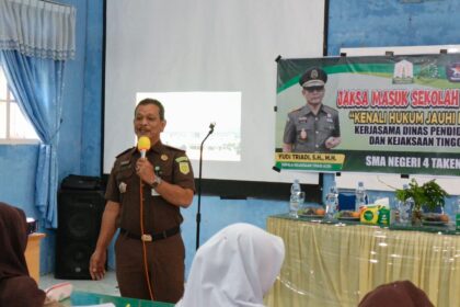 Kejati Aceh, bekerja sama dengan Dinas Pendidikan Aceh, melalui program Jaksa Masuk Sekolah (JMS) menyapa pelajar di SMAN 4 Takengon, Aceh Tengah, Kamis (16/10). (Foto: Ist)