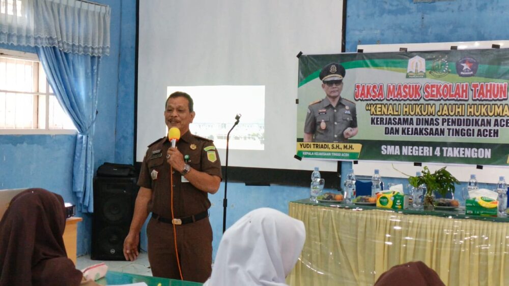 Kejati Aceh, bekerja sama dengan Dinas Pendidikan Aceh, melalui program Jaksa Masuk Sekolah (JMS) menyapa pelajar di SMAN 4 Takengon, Aceh Tengah, Kamis (16/10). (Foto: Ist)