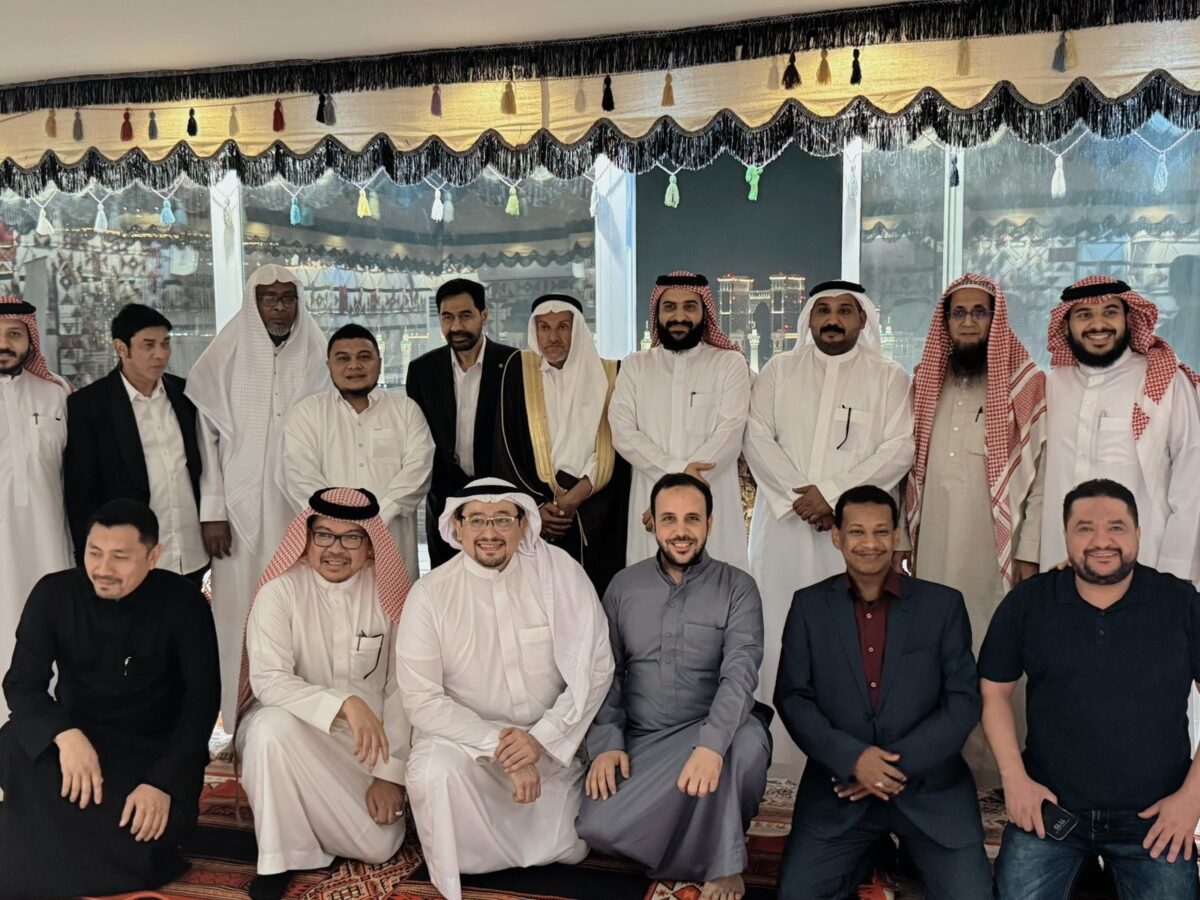 Gubernur Aceh Muzakir Manaf atau Mualem melakukan pertemuan berbagai peluang investasi di Aceh kepada para investor asal Timur Tengah dalam sebuah pertemuan di Kota Mekkah, Arab Saudi, Kamis (16/10). (Foto: Ist)