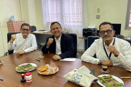 Dosen Fakultas Teknik Universitas Syiah Kuala (USK) Dr Ir Ramzi Adriman ST MSc (tengah) resmi mendaftarkan diri sebagai bakal calon Rektor USK periode 2026–2031, pada Jum'at (17/10).