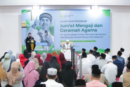 Wali Kota Banda Aceh Illiza Sa’aduddin Djamal saat meluncurkan program Jum’at Mengaji dan Ceramah Agama di Pendopo Wali Kota Banda Aceh, Jumat (17/10/2025). Kegiatan ini menghadirkan Habib Ahmad Al Habsyi sebagai penceramah utama dan diikuti ratusan ASN serta masyarakat.