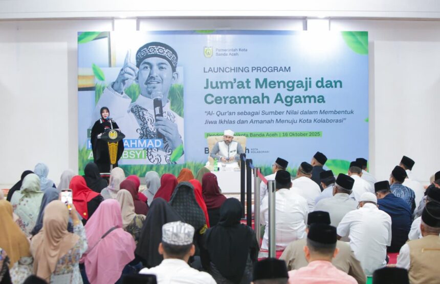 Wali Kota Banda Aceh Illiza Sa’aduddin Djamal saat meluncurkan program Jum’at Mengaji dan Ceramah Agama di Pendopo Wali Kota Banda Aceh, Jumat (17/10/2025). Kegiatan ini menghadirkan Habib Ahmad Al Habsyi sebagai penceramah utama dan diikuti ratusan ASN serta masyarakat.