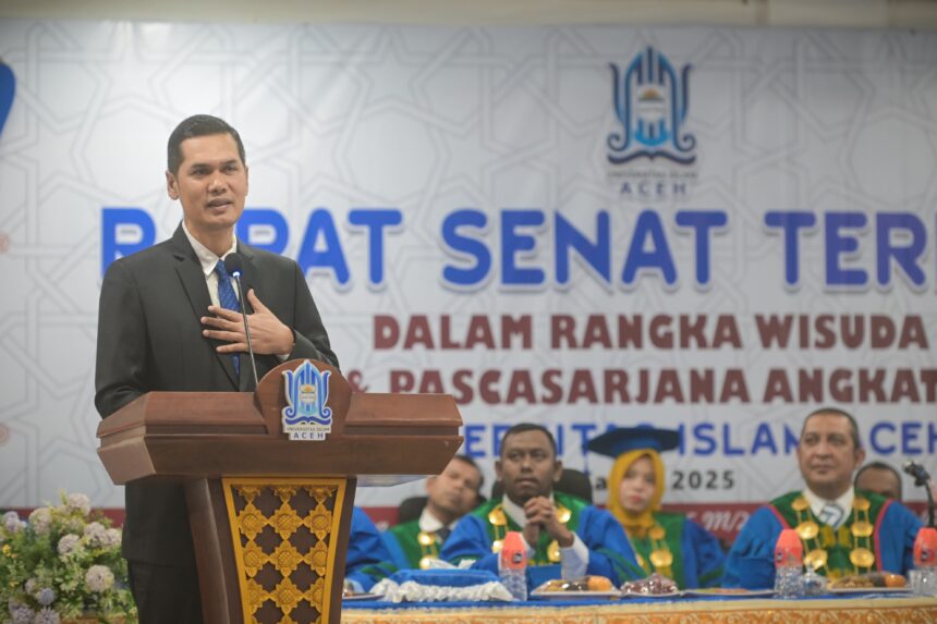Sekda Aceh, M. Nasir Syamaun menyampaikan sambutan pada rapat senat terbuka wisuda sarjana dan pascasarjana Universitas Islam Aceh di Peusangan, Bireuen, Sabtu (18/10)