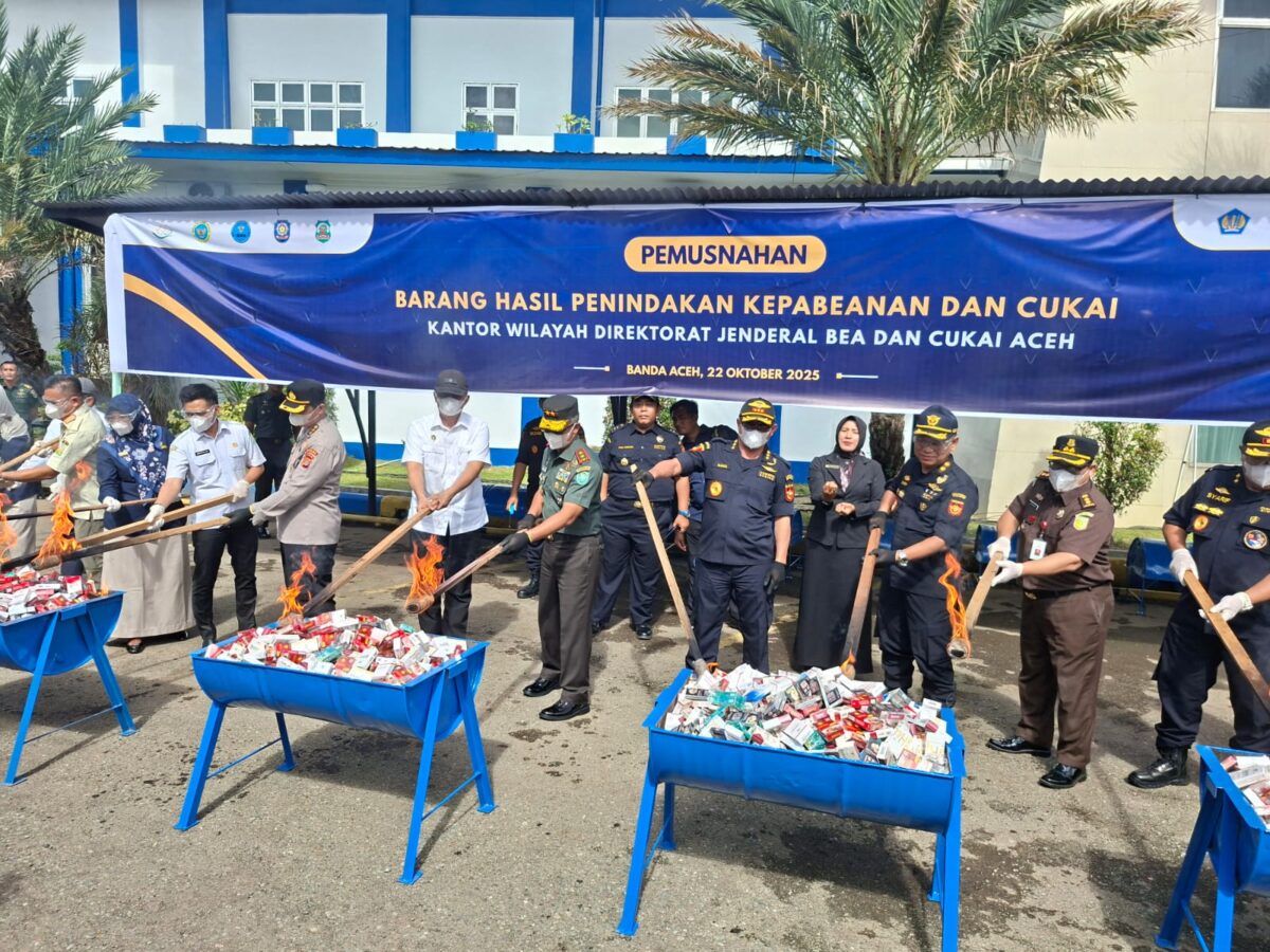 Dirjen Bea dan Cukai Djaka Budhi Utama didampingi Pangdam IM Mayjen TNI Joko Hadi Susilo dan Kakanwil Bea Cukai Aceh, Bier Budy Kismulyanto memimpin pemusnahan barang ilegal di Kantor Wilayah DJBC Aceh, kawasan Lueng Banda Aceh, Rabu (22/10). (Foto: Infoaceh.net/Muhammad Saman)