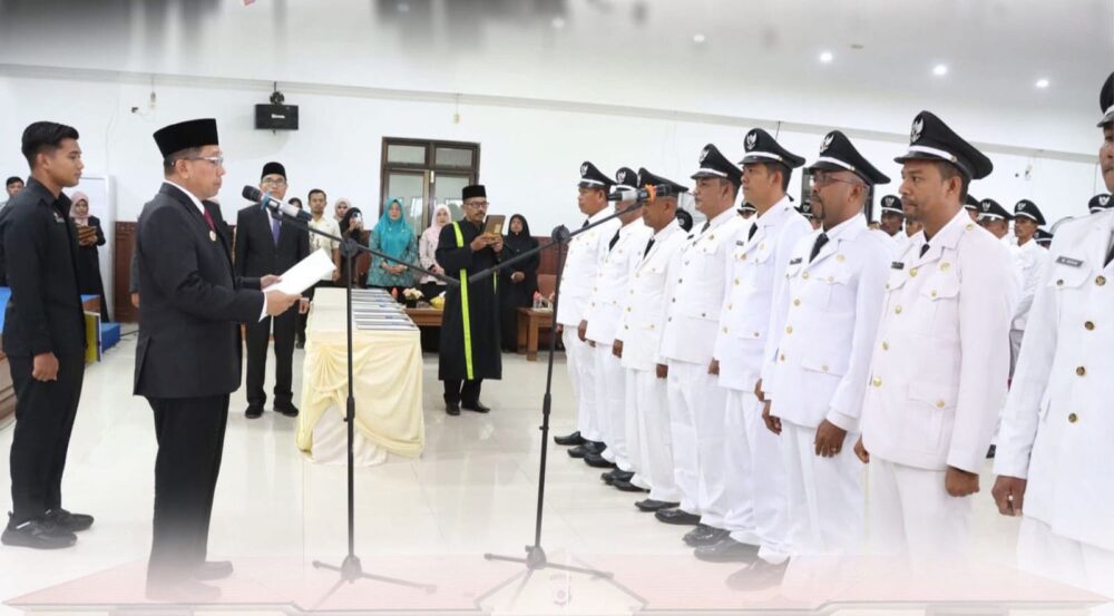 Sebanyak 81 Keuchik di Kabupaten Pidie Jaya dilantik oleh Bupati Pidie Jaya, Sibral Malasyi, dalam upacara pelantikan yang berlangsung di Aula Cot Trieng Kantor Bupati Pidie Jaya, Kamis (23/10).