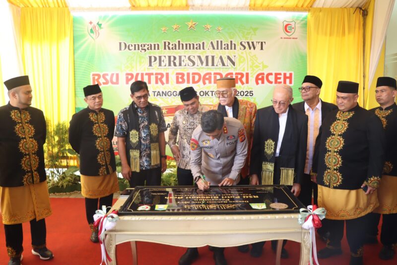 Kapolda Aceh Irjen Pol Marzuki Ali Basyah menandatangani prasasti pada grand opening RSU Putri Bidadari Aceh di Gampong Lamreung, Darul Imarah, Aceh Besar, Kamis (23/10).