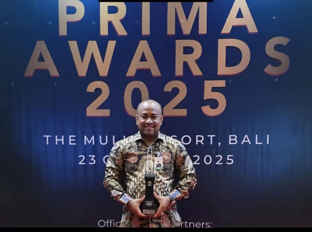 Dirut Bank Aceh Syariah Fadhil Ilyas menerima penghargaan Platinum Award kategori "The Highest Digital Channels Transaction Bank" di ajang PRIMA Awards 2025 yang digelar di The Mulia Resort, Bali, Kamis (23/10). (Foto: Ist)