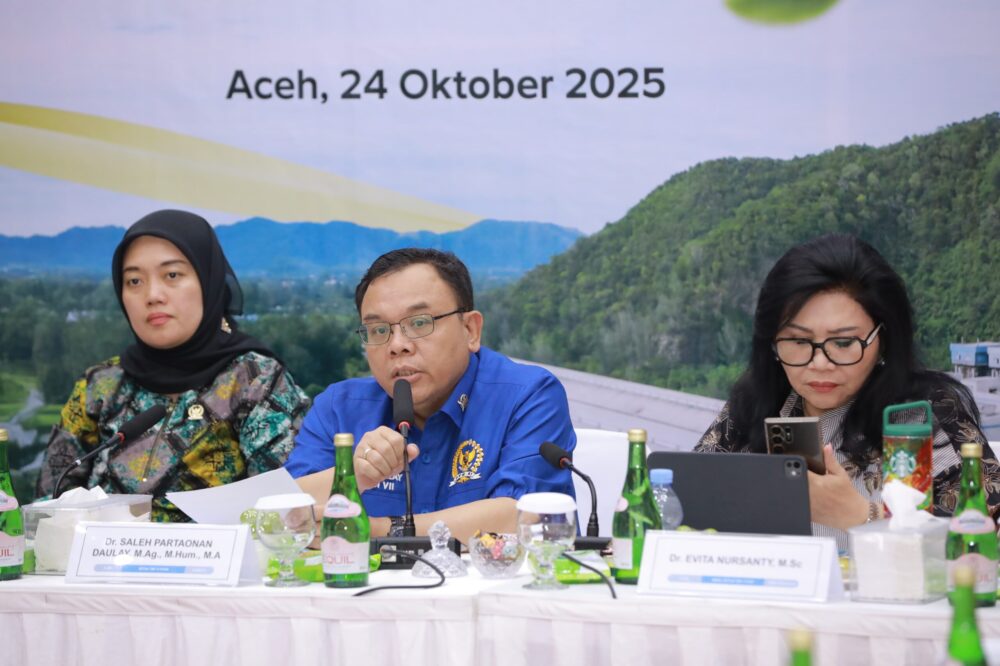 Ketua Komisi VII DPR RI Saleh Partaonan Daulay saat melakukan kunjungan reses masa persidangan I tahun 2025–2026 ke PT Solusi Bangun Andalas (SBA), Jum'at (24/10). (Foto: Ist)