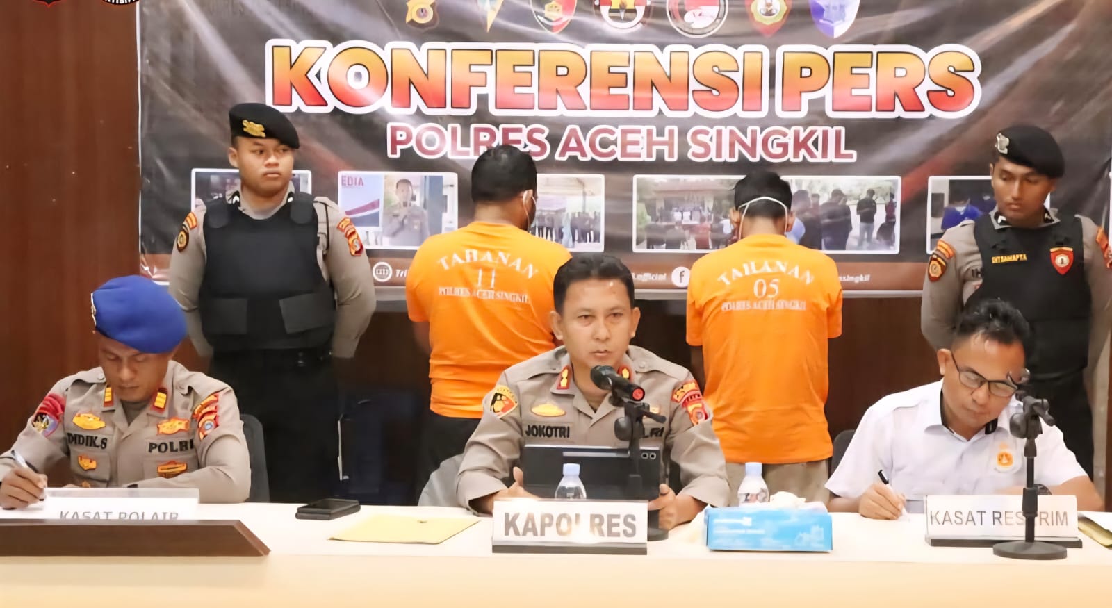 Kapolres Aceh Singkil AKBP Joko Triyono, didampingi Kasat Reskrim AKP Darmi Arianto Manik, Kasat Polairud AKP Didik Surya, memberikan keterangan pada konferensi pers di aula Catur Prasetya Polres Aceh Singkil, Jum'at (24/10). (Foto: Ist)