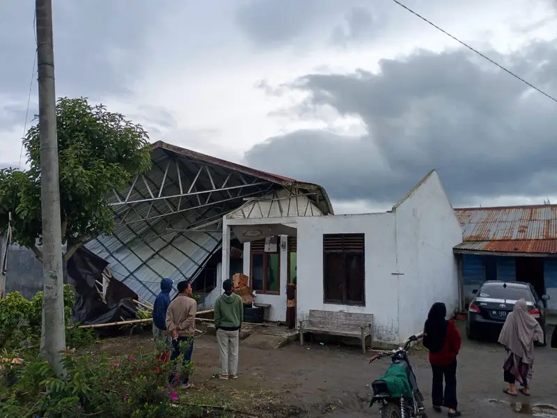 Rumah warga rusak diterjang angin puting beliung yang melanda wilayah Desa Weh Tenang Uken, Kecamatan Permata, Bener Meriah, Sabtu pagi (25/10). (Foto: Dok. BPBD Bener Meriah)