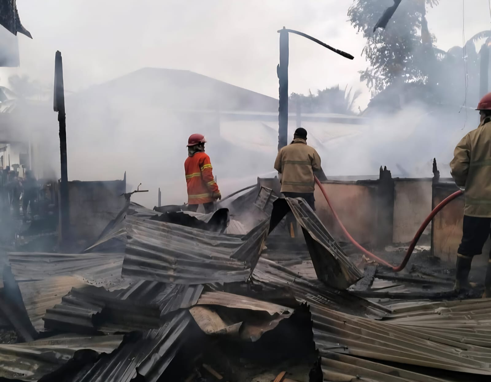 Kebakaran menghanguskan 3 rumah warga di Gampong Lambeugak, Kecamatan Kuta Cot Glie, Aceh Besar, Sabtu sore (25/10). (Foto: BPBD Aceh Besar)