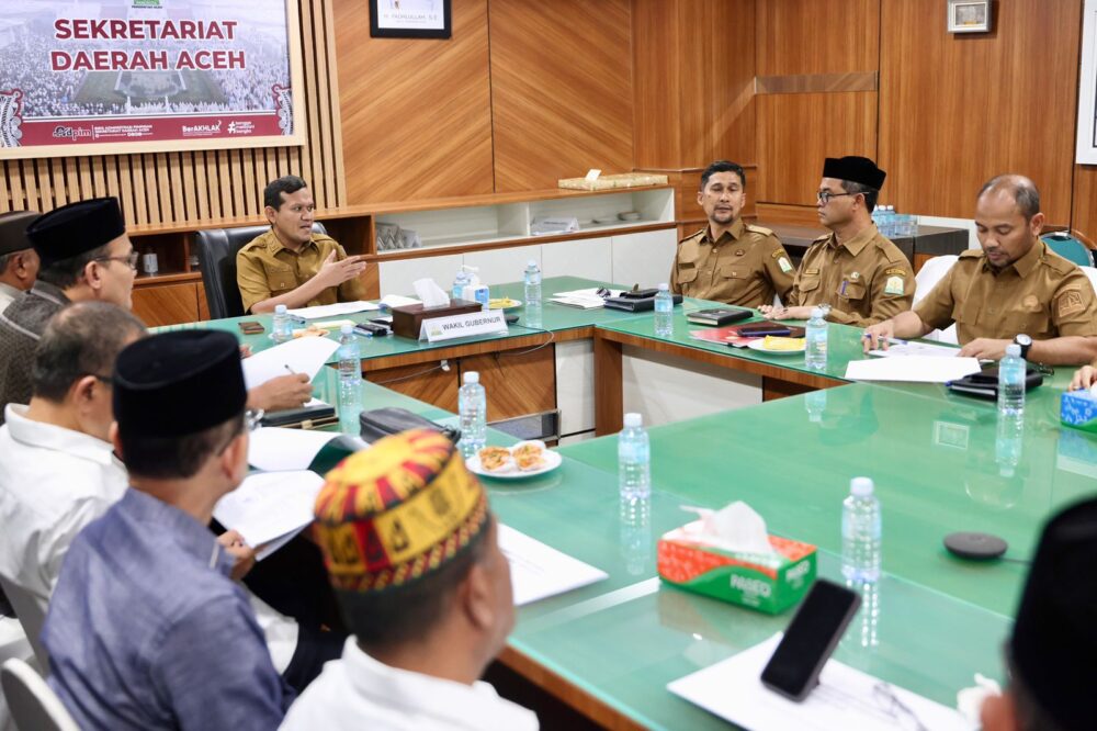 Wagub Aceh Fadhlullah memimpin Rapat Dewan Pengawas MTQ ke-37 Provinsi Aceh Tahun 2025, yang diikuti Kepala SKPA/Biro dan unsur terkait, di Rruang rapat Sekda Aceh, Senin (27/10). (Foto: Ist)