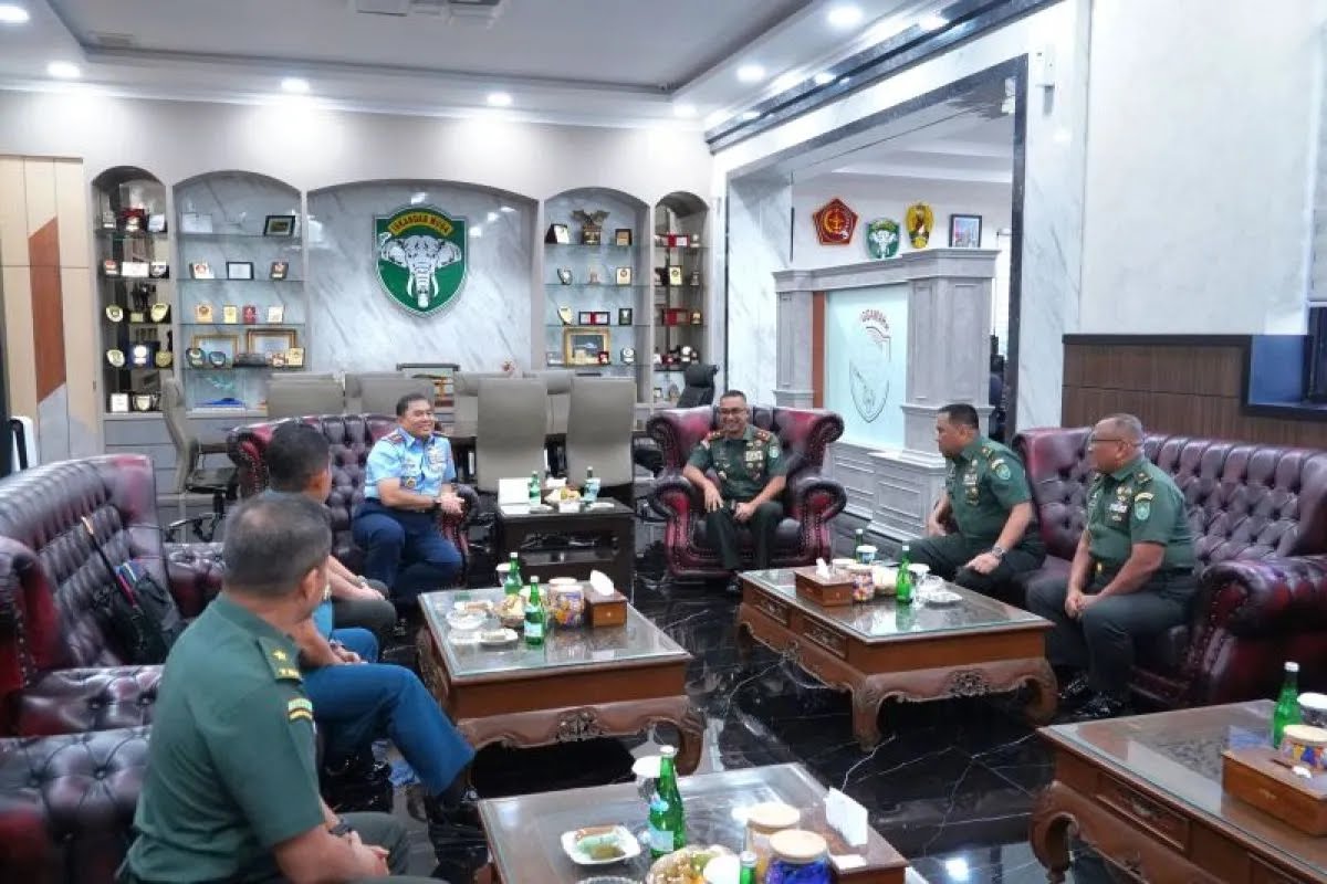 Pangdam IM Mayjen TNI Joko Hadi Susilo menerima kunjungan Dansesko TNI Marsekal Madya TNI Arif Widianto beserta rombongan di Markas Kodam IM, Banda Aceh, Senin (27/10). (Foto: Ist)