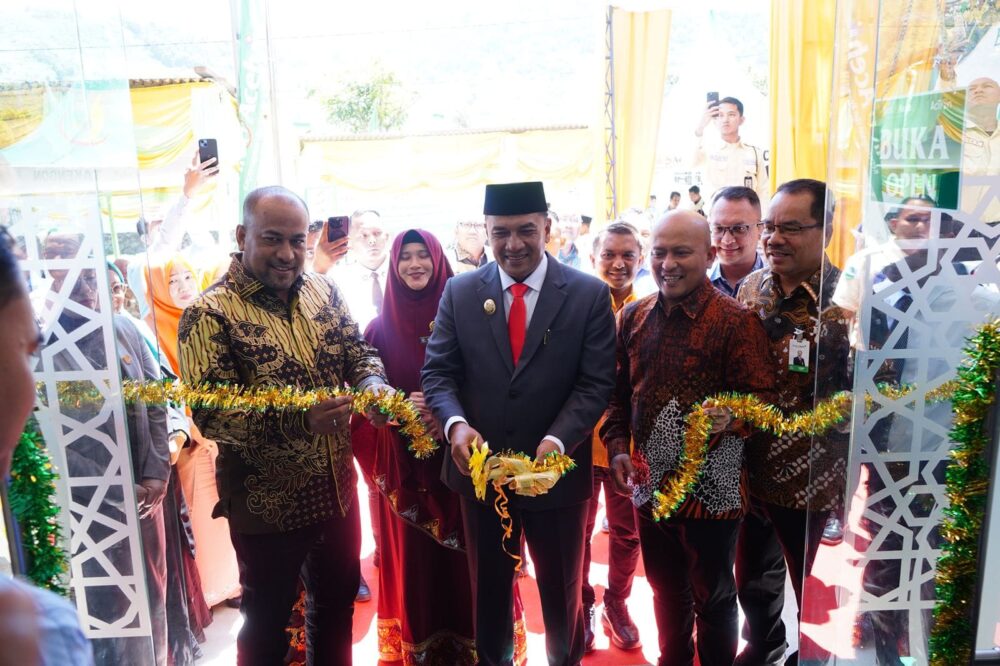 Wakil Bupati Aceh Tengah Muchsin Hasan didampingi Dirut Bank Aceh Syariah Fadhil Ilyas meresmikan relokasi Kantor Bank Aceh Syariah Cabang Pembantu (Capem) Jagong Jeget ke gedung baru yang lebih representatif dan strategis, Selasa (28/10). (Foto: Ist)