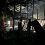 Kebakaran menghanguskan rumah panggung kayu milik warga di Gampong Keuneu Eu, Kecamatan Peukan Bada, Aceh Besar, pada Selasa malam (28/10). (Foto: Dok. BPBD Aceh Besar)