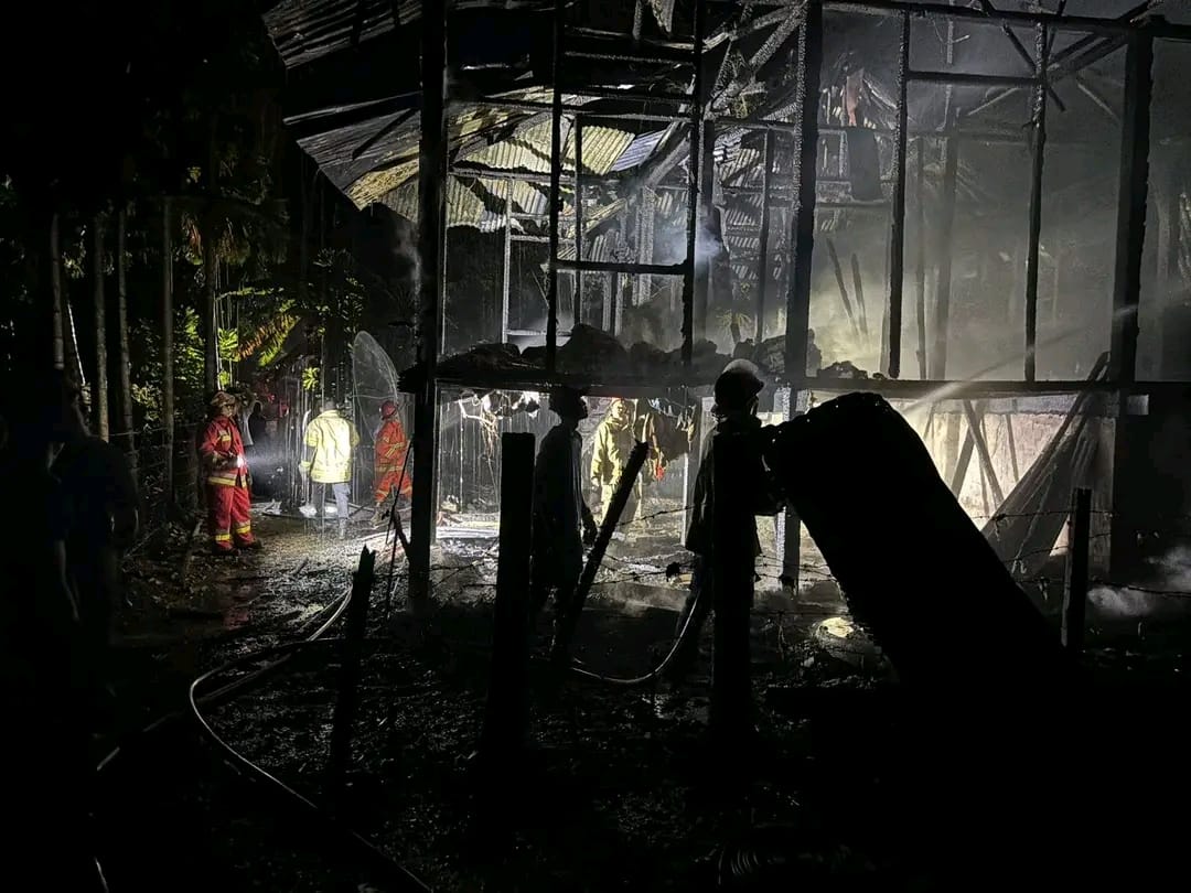 Kebakaran menghanguskan rumah panggung kayu milik warga di Gampong Keuneu Eu, Kecamatan Peukan Bada, Aceh Besar, pada Selasa malam (28/10). (Foto: Dok. BPBD Aceh Besar)