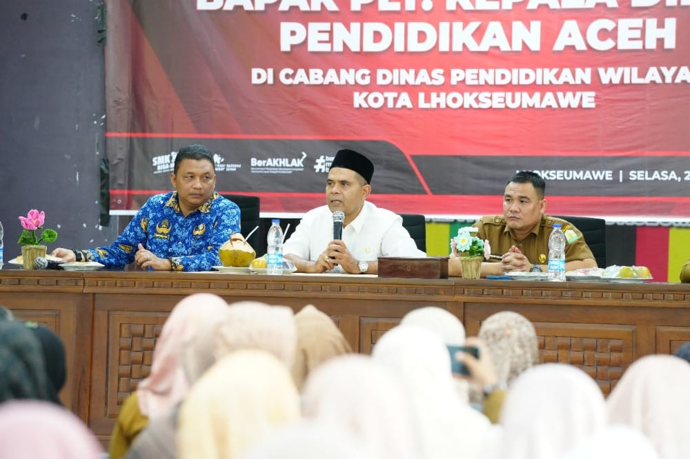 Plt. Kepala Dinas Pendidikan Aceh Murthalamuddin SPd MSP memberikan arahan di hadapan para kepala SMA, SMK dan SLB se-Kota Lhokseumawe dan Aceh Utara, Selasa (28/10). (Foto: Ist)