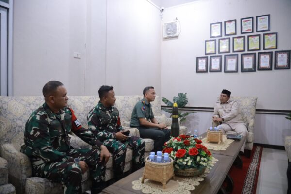Bupati Aceh Besar Muharram Idris menerima audiensi Danyon Arhanud 5/CSBY, Letkol Arh Febry Adyanto di Gedung Dekranasda Aceh Besar, Gampong Gani, Ingin Jaya, Selasa (28/10).