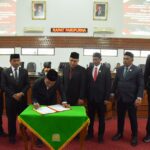 Bupati Aceh Besar Muharram Idris disaksikan Wabup Syukri dan Pimpinan DPRK Aceh Besar menandatangani persetujuan Raqan Perubahan APBK 2025 menjadi Qanun, dalam sidang paripurna di Gedung DPRK Aceh Besar, Jantho, Selasa siang (30/9)