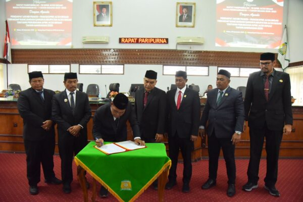 Bupati Aceh Besar Muharram Idris disaksikan Wabup Syukri dan Pimpinan DPRK Aceh Besar menandatangani persetujuan Raqan Perubahan APBK 2025 menjadi Qanun, dalam sidang paripurna di Gedung DPRK Aceh Besar, Jantho, Selasa siang (30/9)