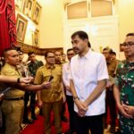 Gubernur Aceh Muzakir Manaf atau Mualem pada rapat dengan seluruh Forkopimda Aceh terkait penertiban tambang ilegal, Selasa (30/9). (Foto: Ist)