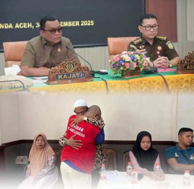 Kajati Aceh Yudi Triadi SH MH didampingi Aspidum Amru Eryandi Siregar SH MH memimpin ekspose kasus penggelapan dari Kejari Langsa di aula Kejati Aceh, Selasa (30/9). (Foto: Ist)