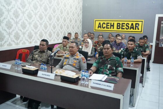 Bupati Aceh Besar Syech Muharram bersama Forkopimda mengikuti Zoom Meeting deklarasi Green Policing dan pencegahan tambang liar di seluruh Aceh yang digelar Polda Aceh, Kamis (2/10). (Foto: Ist)