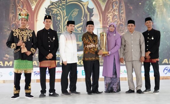 MTsN 1 Model Banda Aceh meraih juara umum keempat kalinya secara beruntun pada ajang Ruhul Islam Anak Bangsa (RIAB) Fair XII yang digelar 29 September hingga 4 Oktober 2025. (Foto: Ist)