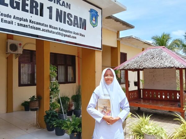 Nurliya Fitrina, siswi SMA Negeri 1 Nisam, yang berhasil melaju ke babak final Olimpiade Fisika Nasional Indonesia (OFNI) 2025.