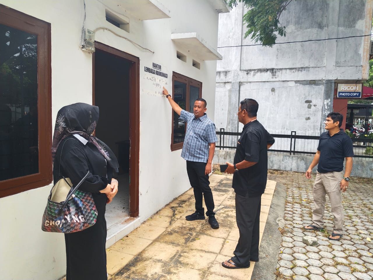 Sekretaris Dinas Sosial Aceh Chaidir SE MM meninjau aset Pemerintah Aceh di Gampong Kuta Alam, Banda Aceh, Ahad (12/10), yang akan difungsikan sebagai Kantor Bersama Pilar-Pilar Sosial. (Foto: Ist)