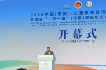 Gubernur Muzakir Manaf atau Mualem memaparkan peluang investasi strategis di Aceh di hadapan investor dari Tiongkok dan negara-negara ASEAN dalam ajang China (Henan)-ASEAN Food and Agricultural Cooperation Development Conference 2025 yang digelar di Zhengzhou, Senin (13/10).