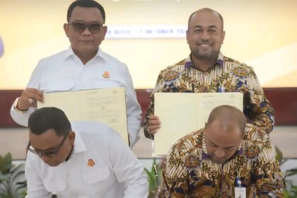 Dirut Bank Aceh Syariah Fadhil Ilyas dan Kajati Aceh Yudi Triadi menandatangani perjanjian kerja sama bidang Datun), Senin (13/10) di aula Kejati Aceh. (Foto: Ist)