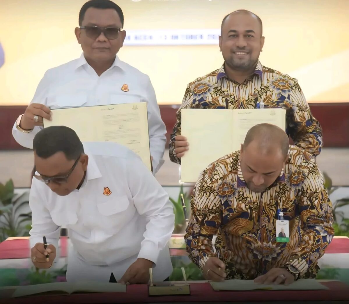 Dirut Bank Aceh Syariah Fadhil Ilyas dan Kajati Aceh Yudi Triadi menandatangani perjanjian kerja sama bidang Datun), Senin (13/10) di aula Kejati Aceh. (Foto: Ist)