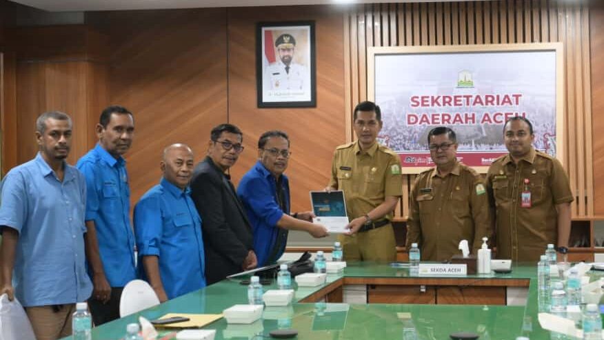 Sekda Aceh, M Nasir Syamaun didampingi Kadis Kominsa Aceh Edi Yandra dan Kepala Biro Adpim Setda Aceh Akkar Arafar menerima audiensi Ketua dan Pengurus PWI Aceh di ruang rapat Sekda, Selasa (14/10). (Foto: Ist)