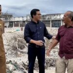 Ketua DPRK Banda Aceh Irwansyah saat meninjau pembongkaran eks Pasar Aceh Lama, Senin (13/10). Ia meminta pihak rekanan segera menyelesaikan proyek karena masa kontrak hampir berakhir. (Foto: Ist)