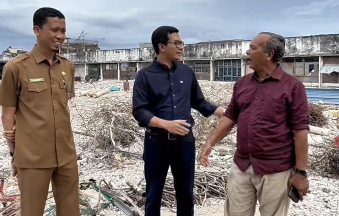 Ketua DPRK Banda Aceh Irwansyah saat meninjau pembongkaran eks Pasar Aceh Lama, Senin (13/10). Ia meminta pihak rekanan segera menyelesaikan proyek karena masa kontrak hampir berakhir. (Foto: Ist) | INFOACEH.net Ketua DPRK Banda Aceh Irwansyah saat meninjau pembongkaran eks Pasar Aceh Lama, Senin (13/10). Ia meminta pihak rekanan segera menyelesaikan proyek karena masa kontrak hampir berakhir. (Foto: Ist)