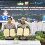 Kapolda Aceh Irjen Pol Marzuki Ali Basyah bersama Dirut Bank Aceh Syariah Fadhil Ilyas menandatangani kerja sama dalam pengembangan dan pemberdayaan usaha bagi personel Polri purna tugas di Gedung Presisi Mapolda Aceh, Selasa (14/10). (Foto: Ist)