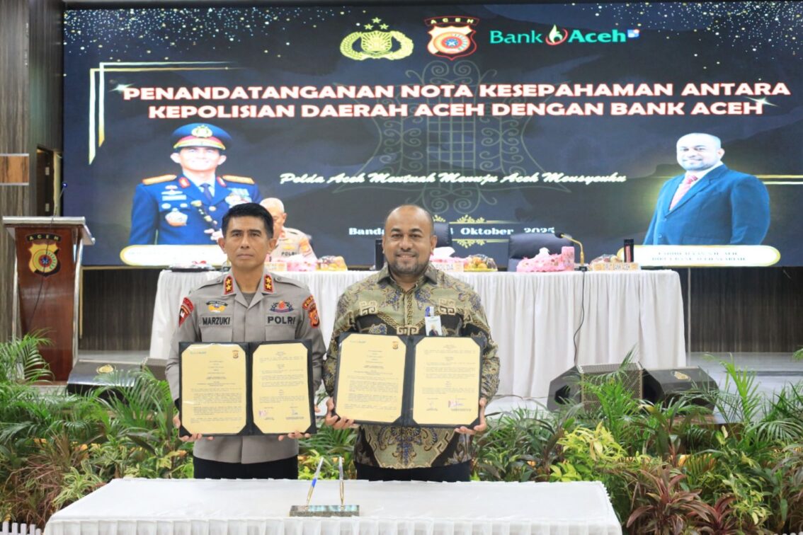 Kapolda Aceh Irjen Pol Marzuki Ali Basyah bersama Dirut Bank Aceh Syariah Fadhil Ilyas menandatangani kerja sama dalam pengembangan dan pemberdayaan usaha bagi personel Polri purna tugas di Gedung Presisi Mapolda Aceh, Selasa (14/10). (Foto: Ist)